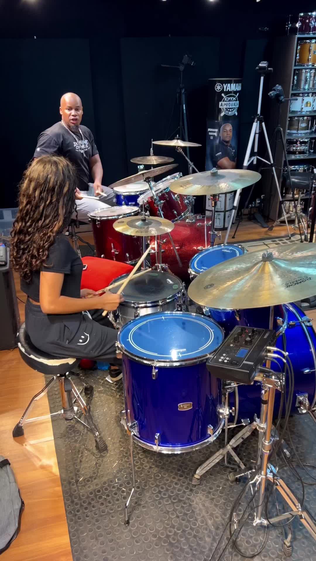 @josivaldosantosjs Ela aprendeu mais uma virada, olha que Incrível  #drums #drum...